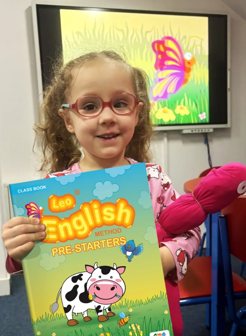 Dziecko z podręcznikiem Leo English Pre-Starters