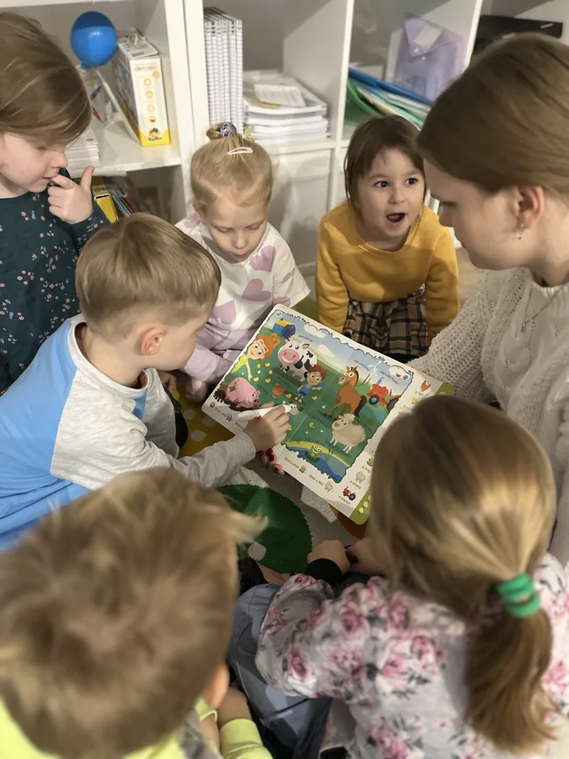 Lektorka czyta dzieciom na zajęciach Leo English